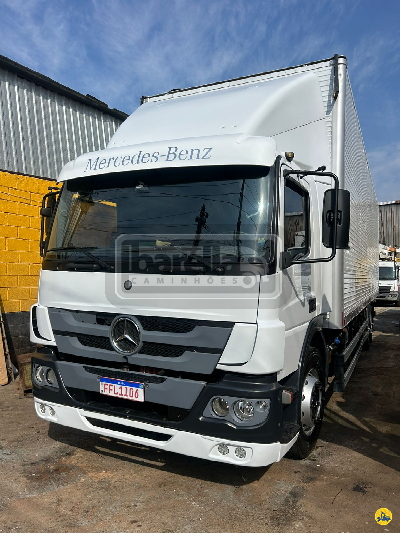 CAMINHAO MERCEDES-BENZ MB 2426 Baú Furgão Truck 6x2 Barella Caminhões OSASCO SÃO PAULO SP
